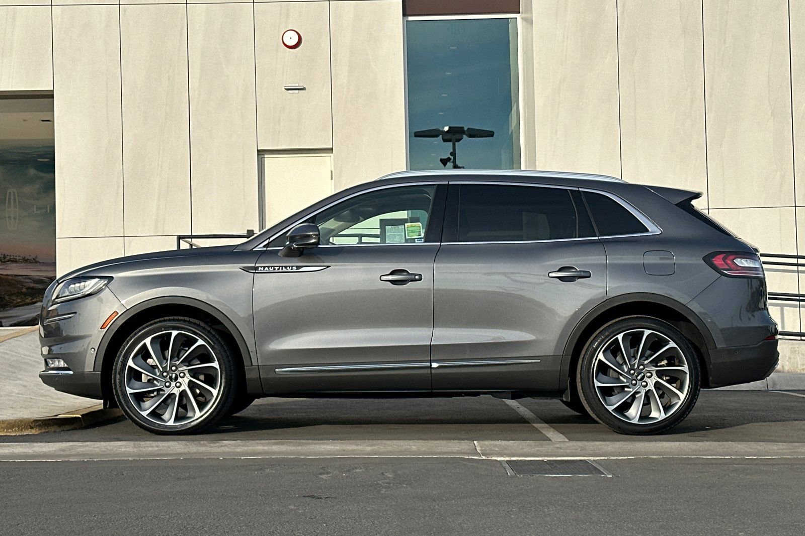 Used 2022 Lincoln Nautilus Reserve w/ Equipment Group 202A image 6