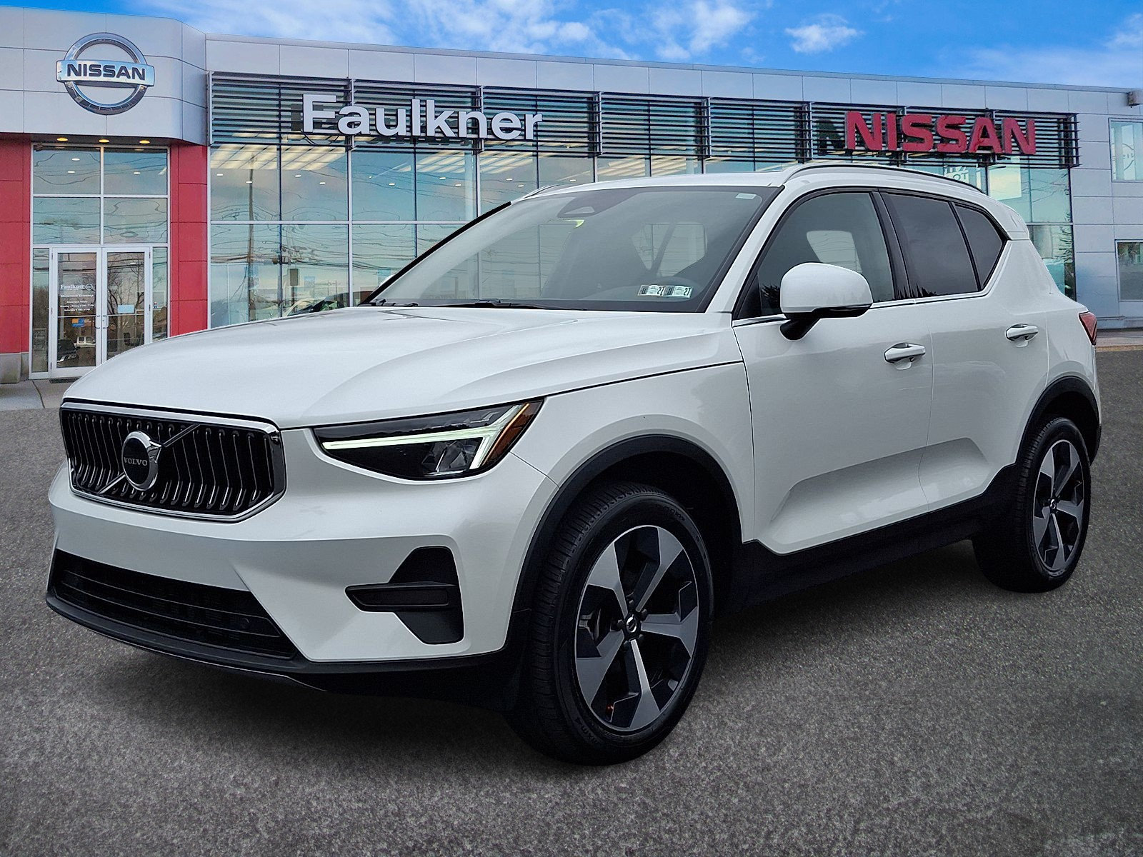 Used 2025 Volvo XC40 B5 Core w/ Protection Package Premier AWD/4WD image 3