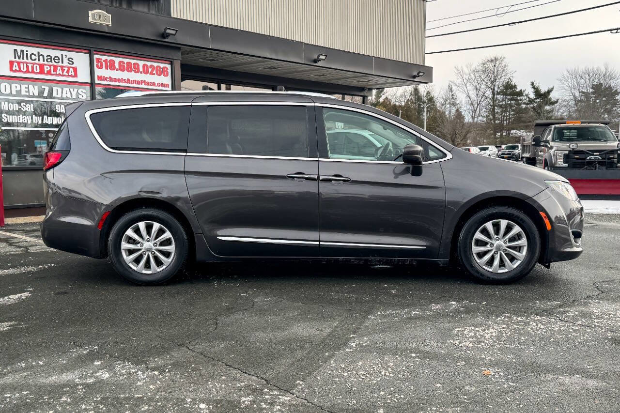Used 2019 Chrysler Pacifica Touring-L image 3