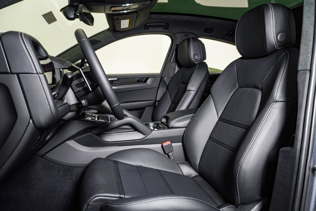 New 2026 Porsche Cayenne GTS AWD/4WD image 5
