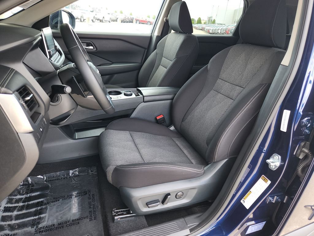 Used 2025 Nissan Rogue SV image 12