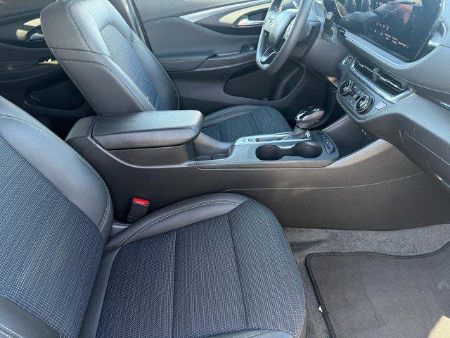 Used 2025 Buick Envista Preferred image 30
