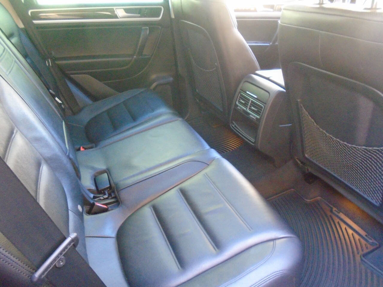 Used 2016 Volkswagen Touareg TDI image 31