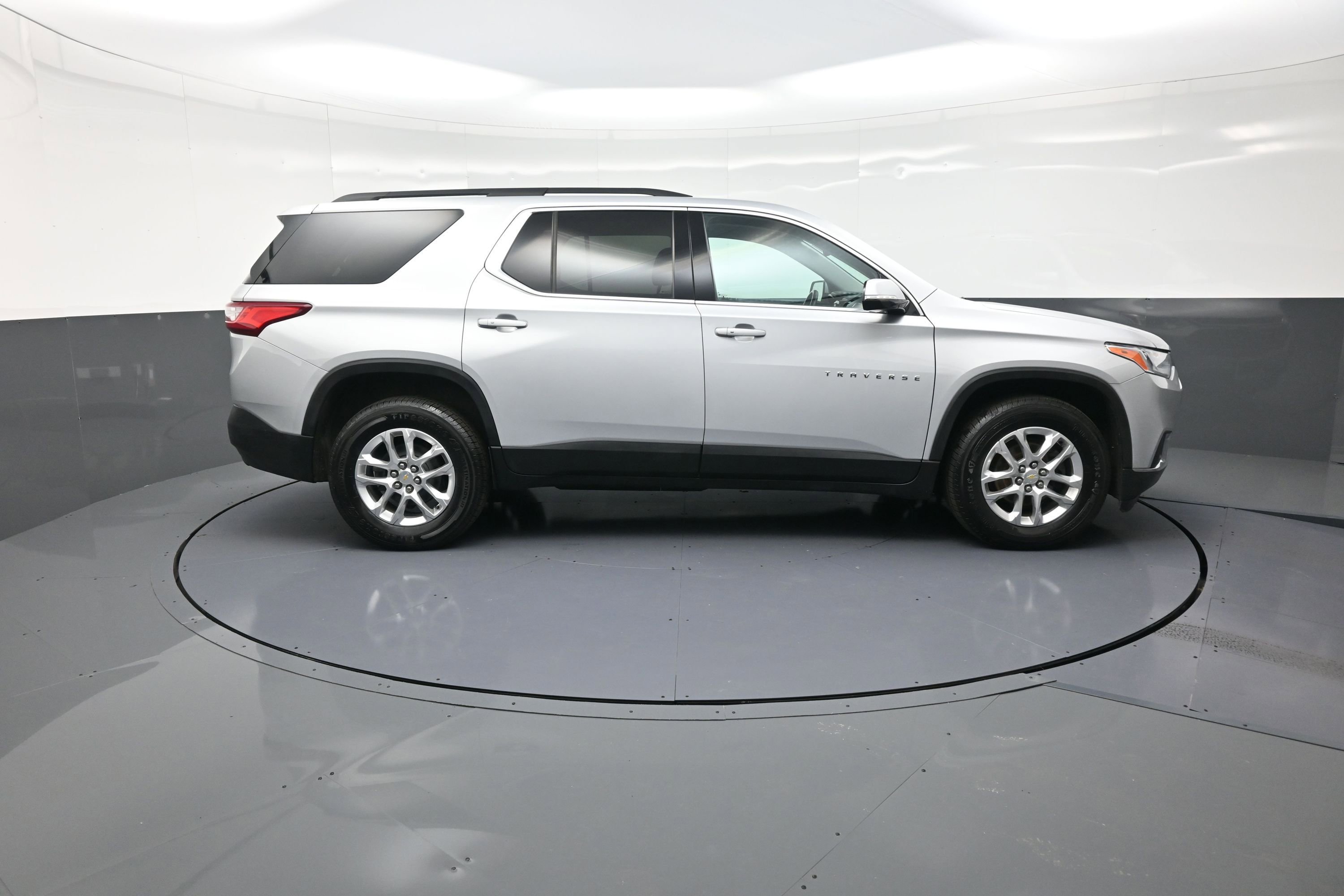 Used 2020 Chevrolet Traverse LT image 2