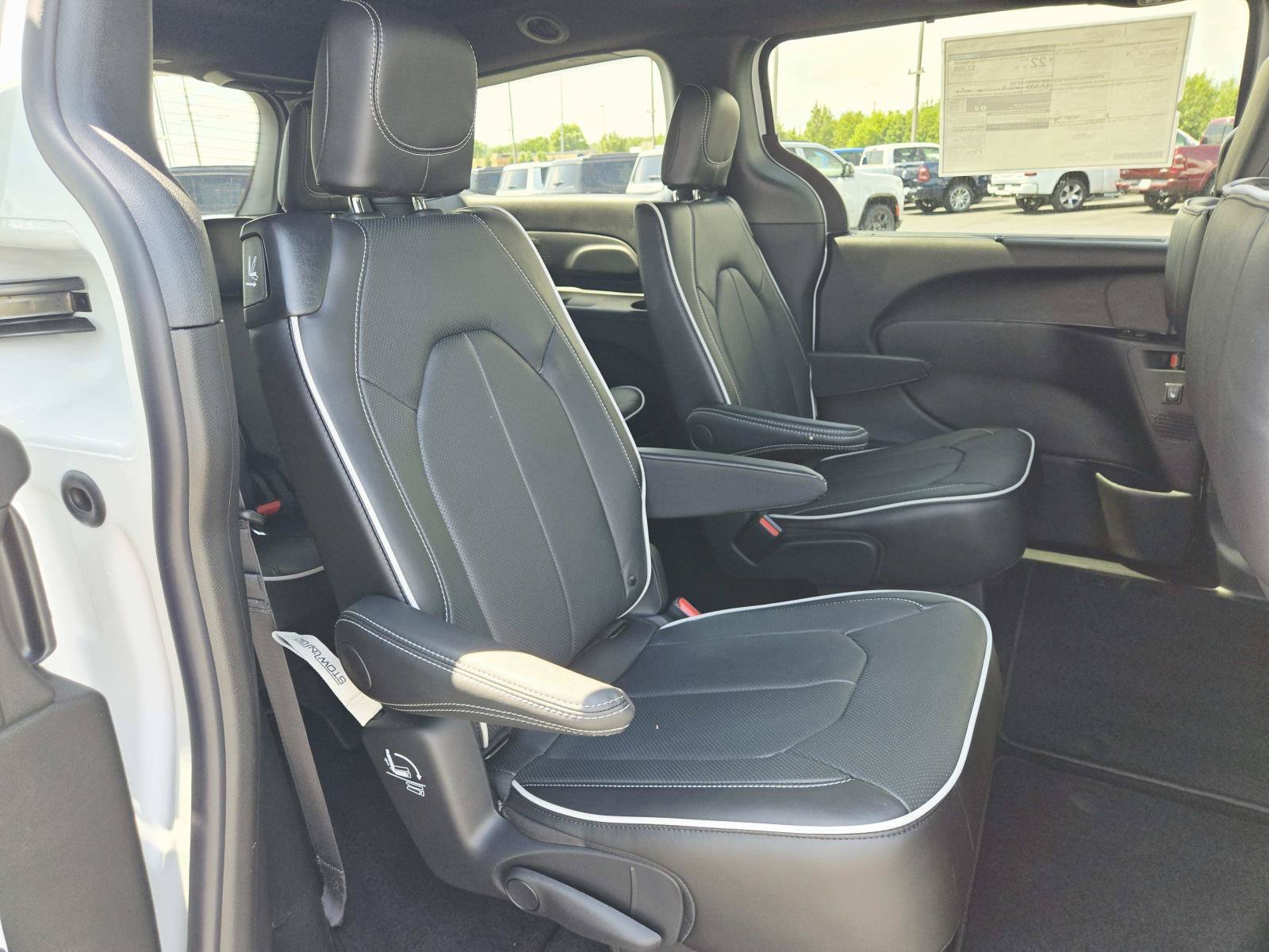 New 2027 Chrysler Pacifica Limited FWD image 18