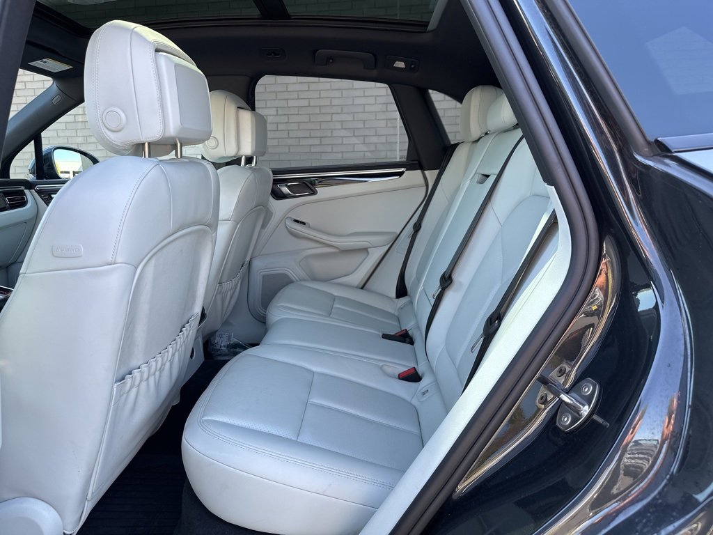Used 2023 Porsche Macan Turbo image 9