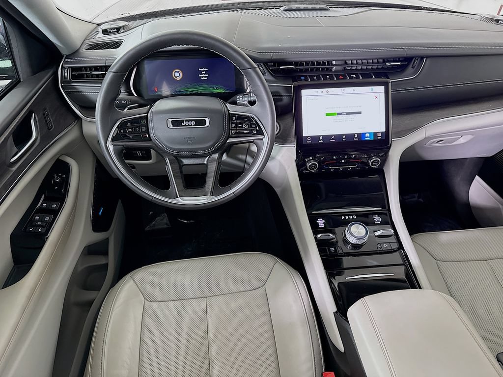 Used 2022 Jeep Grand Cherokee Overland AWD/4WD image 4