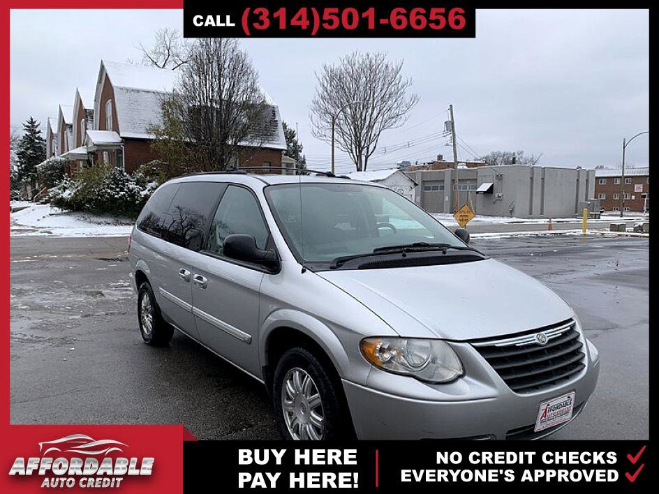 Used 2005 Chrysler Town & Country Touring image 7