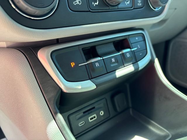 Used 2024 GMC Terrain SLT image 22