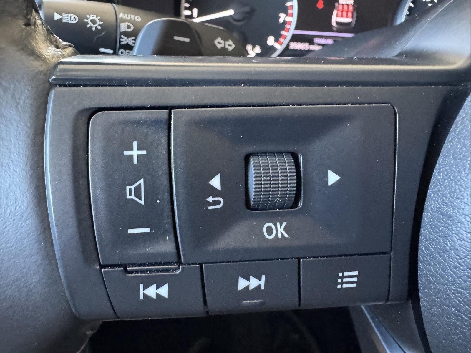 Used 2025 Nissan Pathfinder SV FWD image 10
