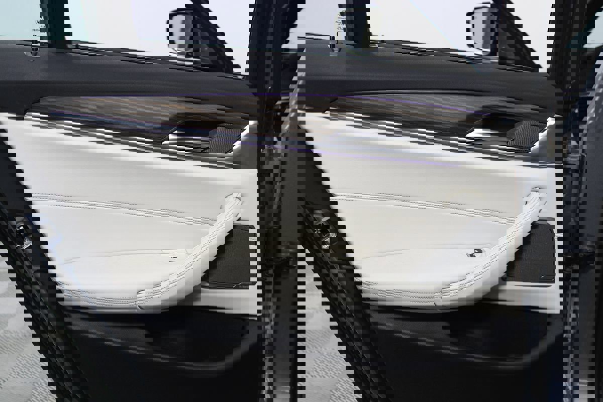 Used 2023 BMW 530e 530e w/ M Sport Package image 32