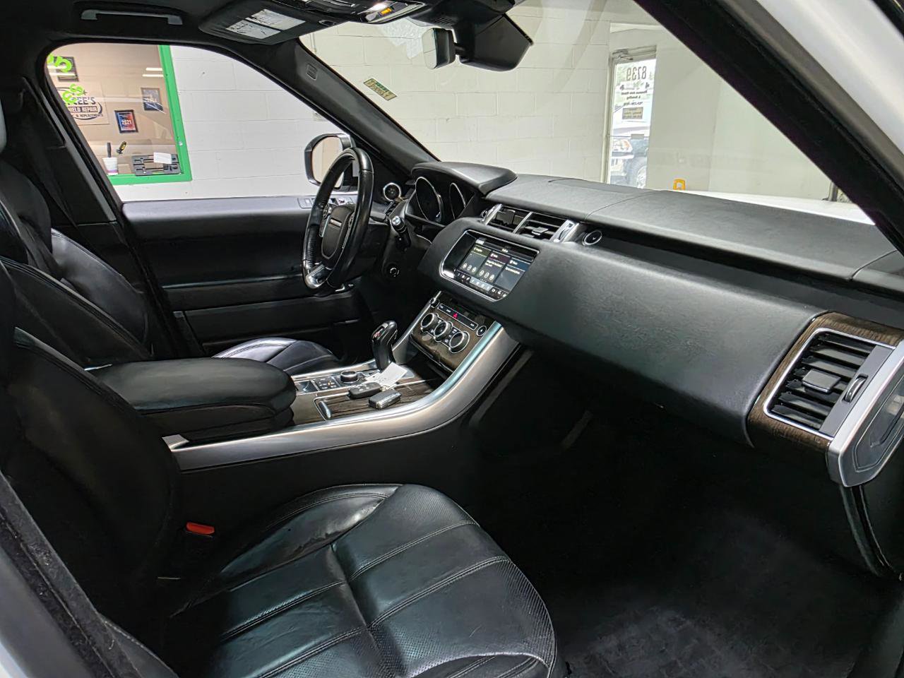 Used 2017 Land Rover Range Rover Sport SE AWD/4WD image 26