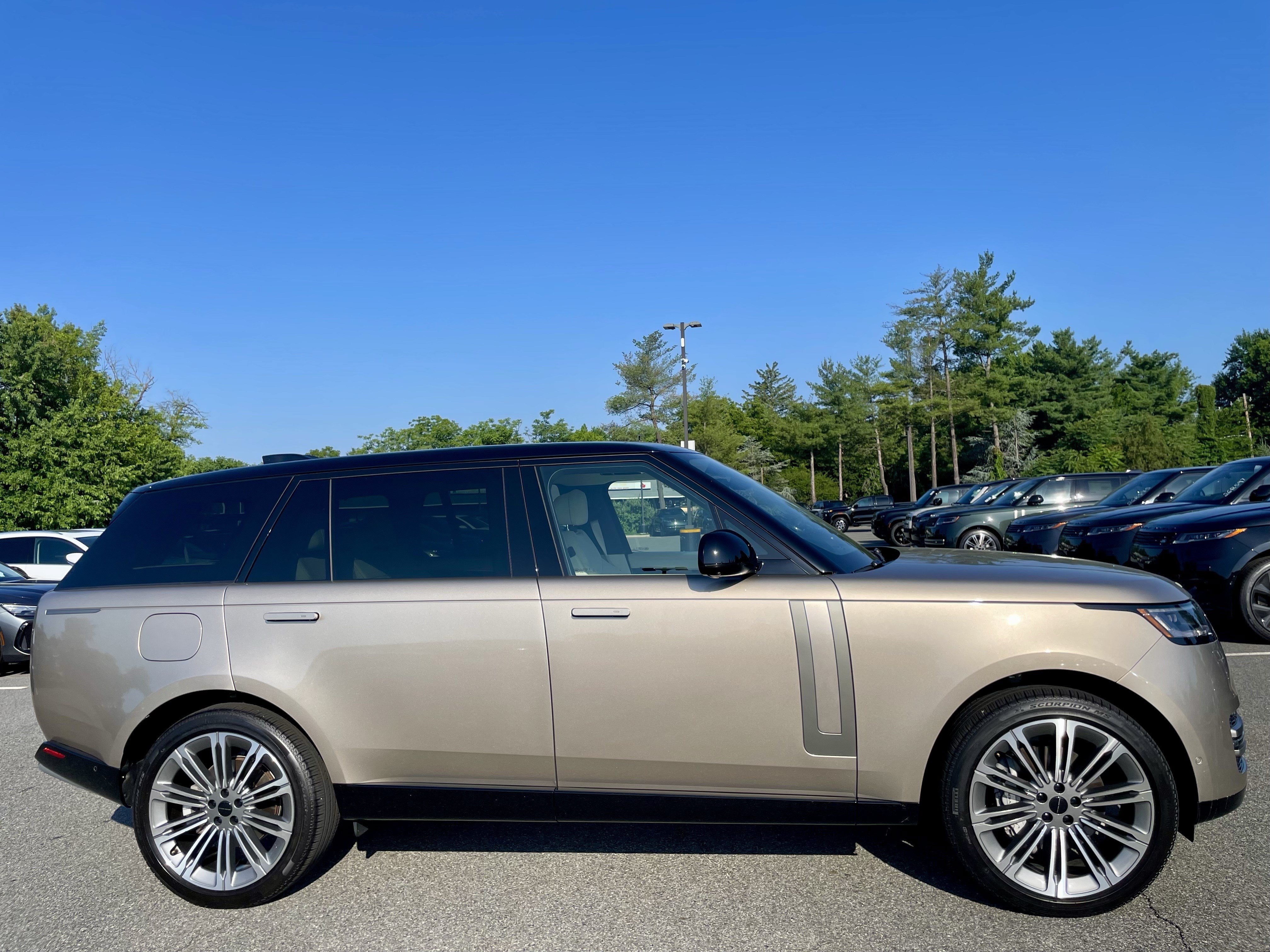 Used 2026 Land Rover Range Rover Long Wheelbase SE AWD/4WD image 4