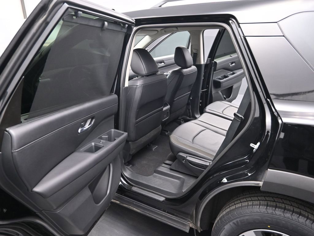 Used 2025 Nissan Pathfinder SL image 17