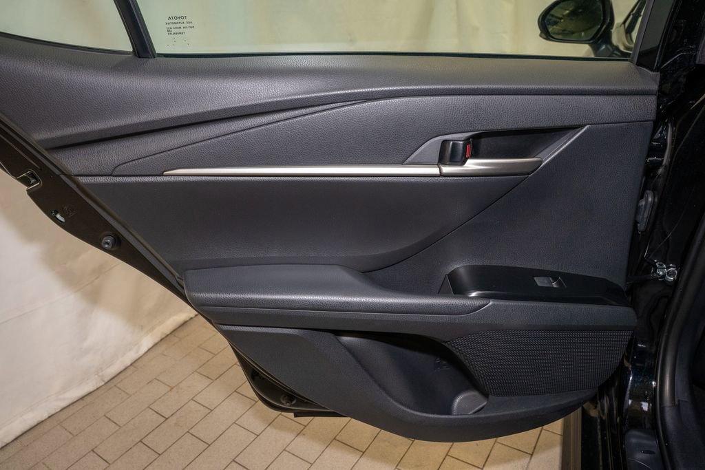 Used 2025 Toyota Camry SE image 9