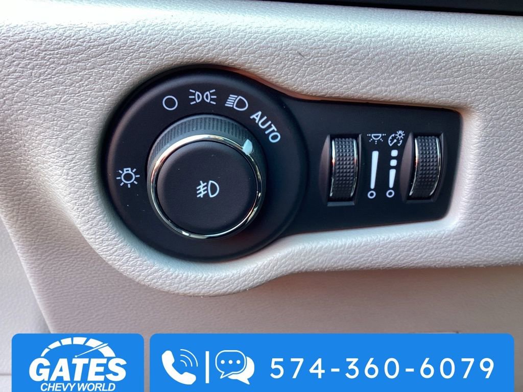 Used 2024 Chrysler Pacifica Touring-L image 28