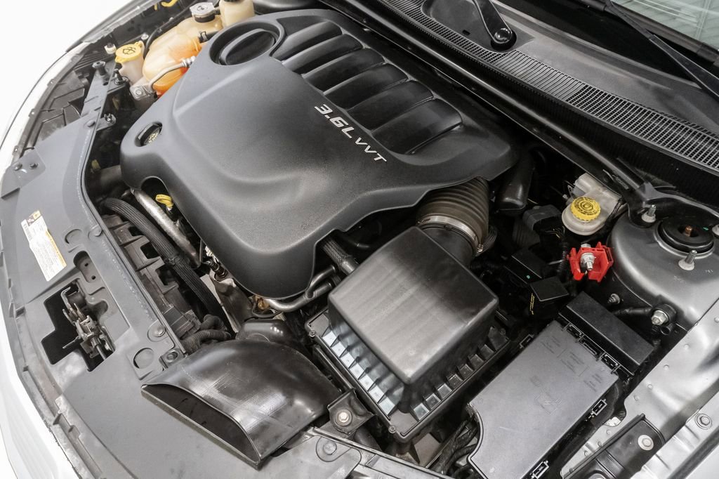 Used 2011 Chrysler 200 Limited FWD image 4