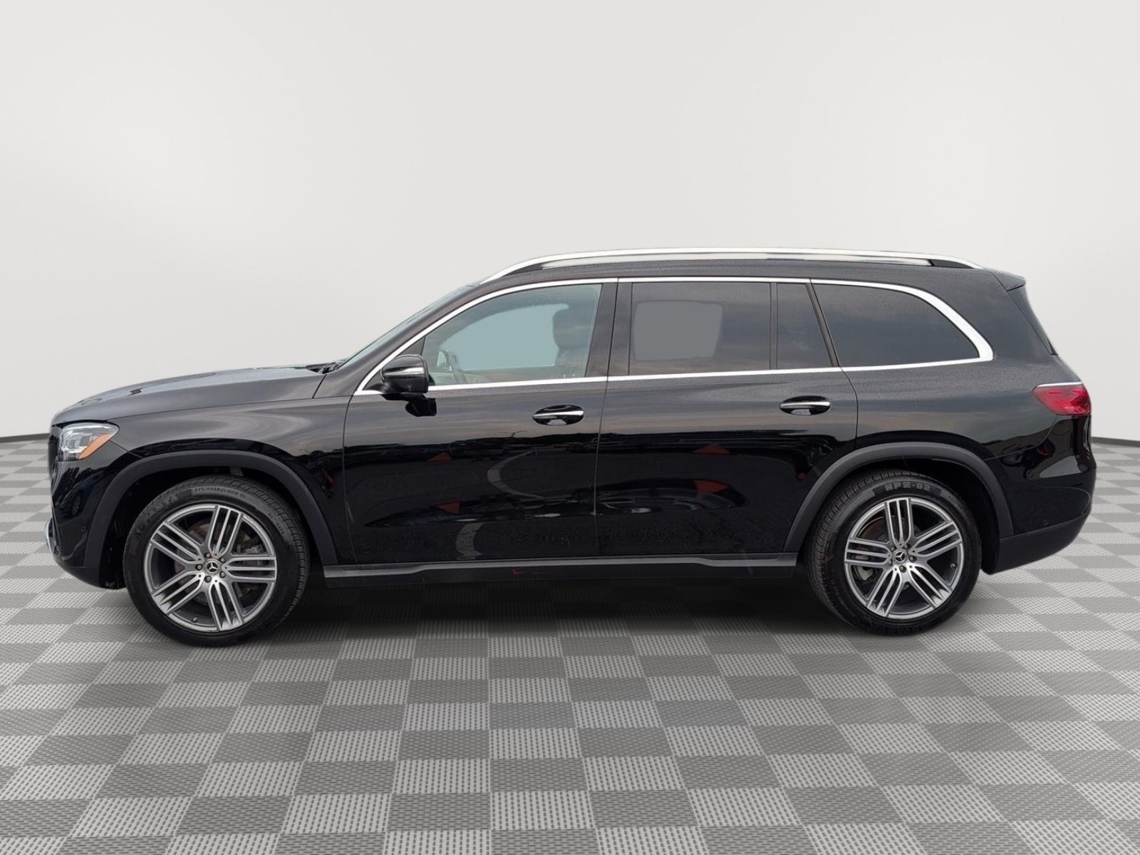 Used 2025 Mercedes-Benz GLS 450 4MATIC image 2
