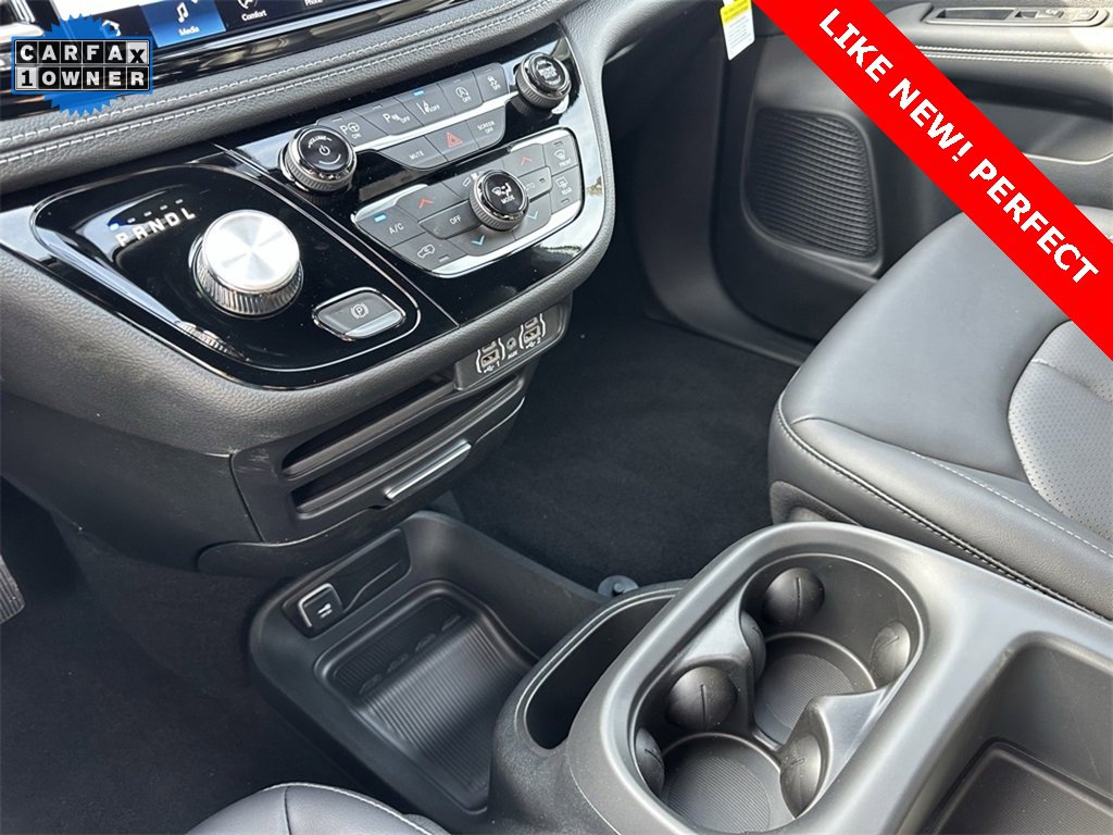 Used 2025 Chrysler Pacifica Select image 26
