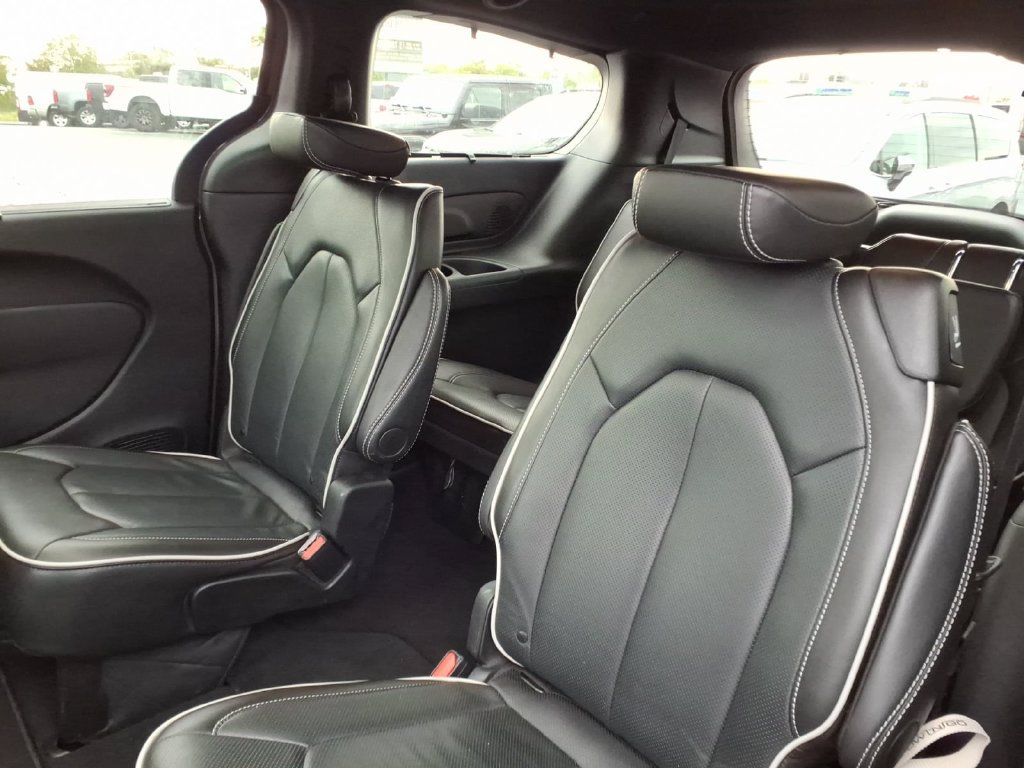 Certified 2025 Chrysler Pacifica Limited FWD image 13