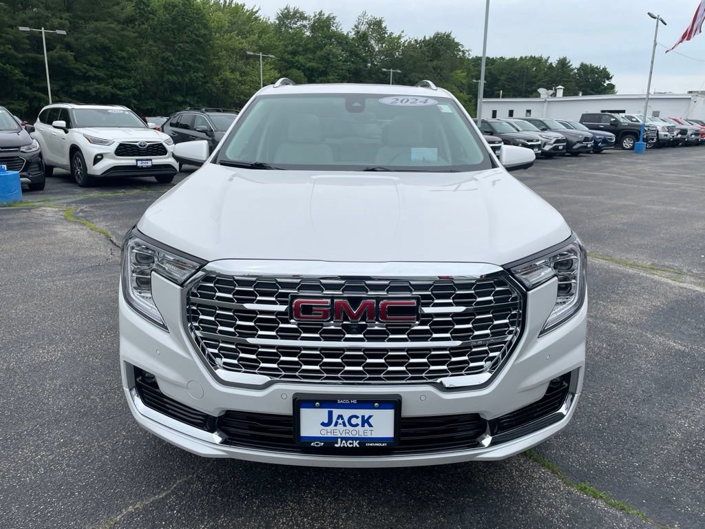 Used 2024 GMC Terrain Denali w/ Denali Premium Package AWD/4WD image 2