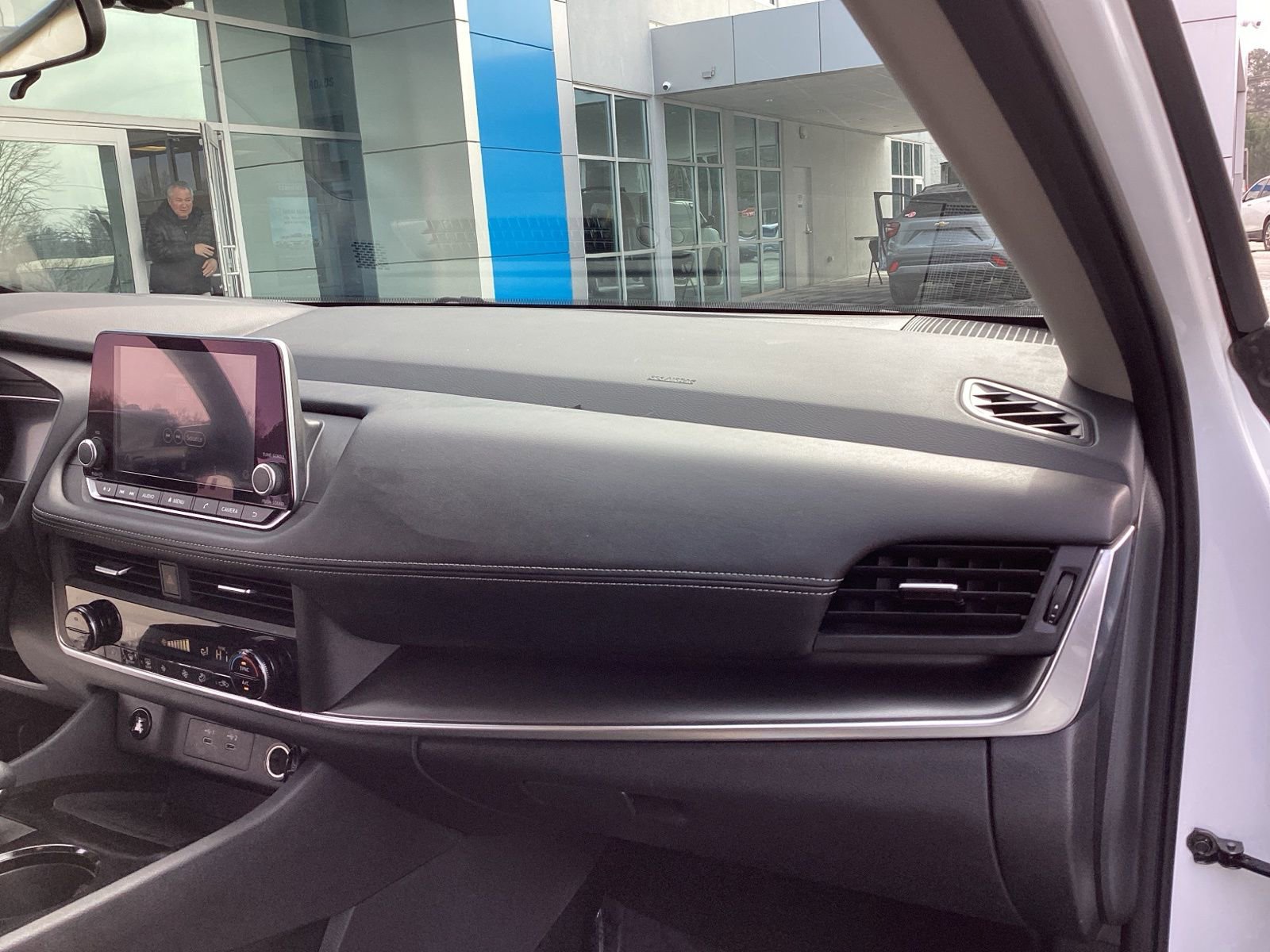 Used 2025 Nissan Rogue SV image 16