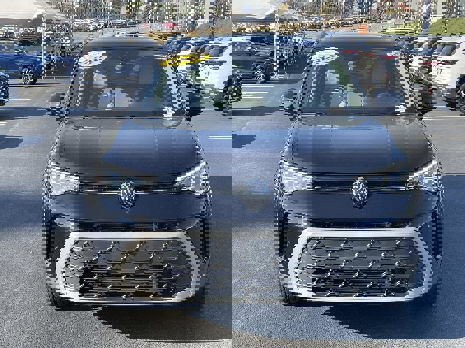 Certified 2025 Volkswagen Taos SE w/ Black Wheel Package FWD image 2