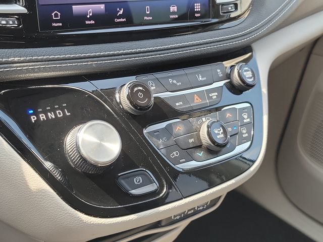 Used 2023 Chrysler Pacifica Touring-L AWD/4WD image 22