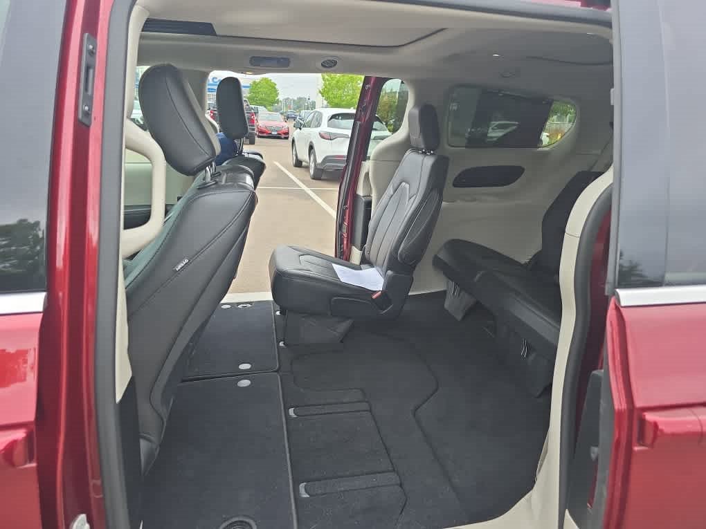 Used 2018 Chrysler Pacifica Touring-L Plus w/ Tire & Wheel Group FWD image 8