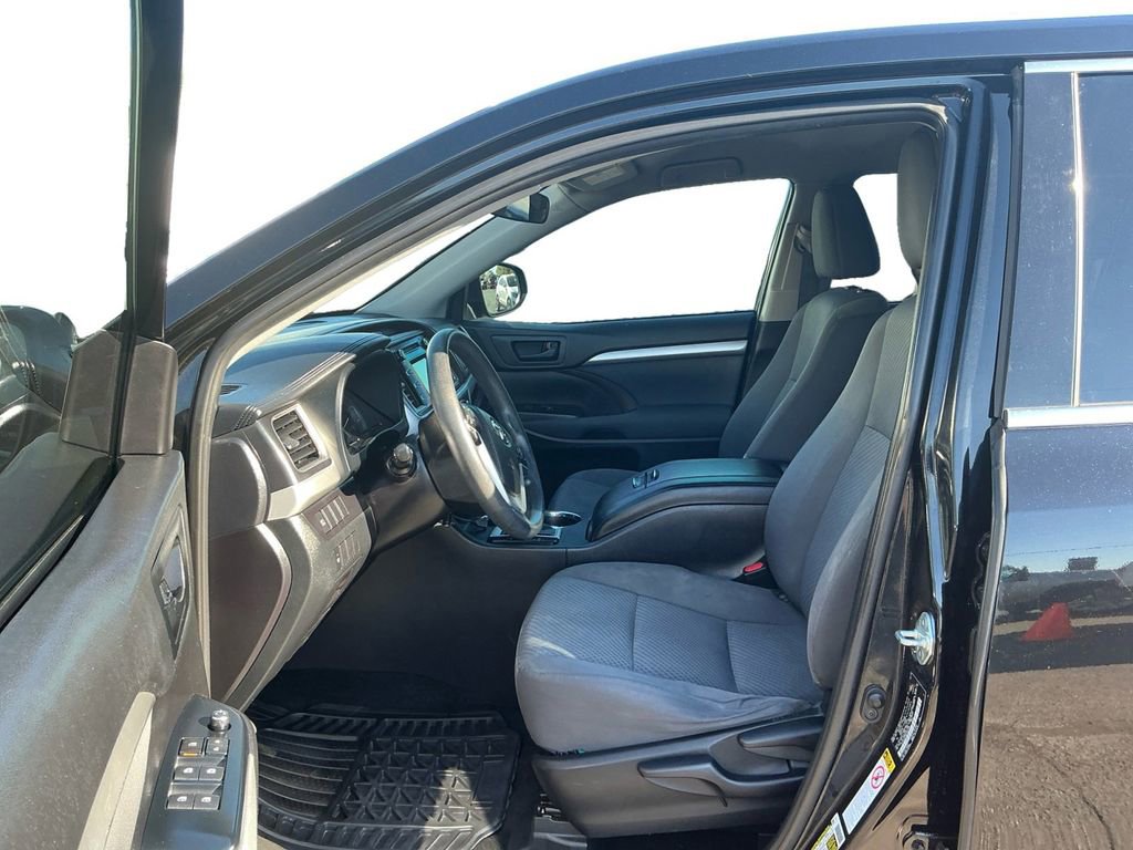 Used 2019 Toyota Highlander LE FWD image 14