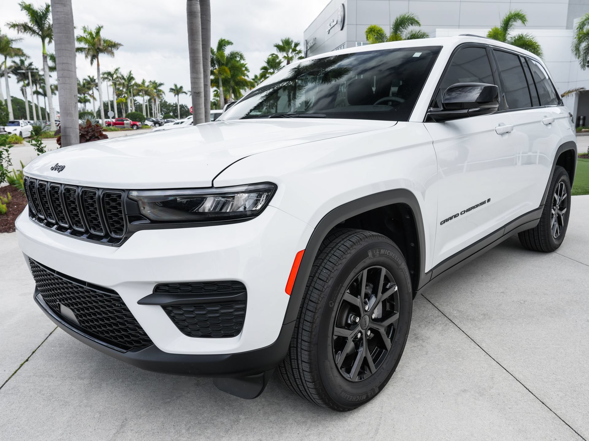 Used 2025 Jeep Grand Cherokee Altitude RWD image 6