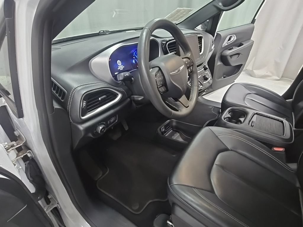 Used 2024 Chrysler Pacifica Limited FWD image 12