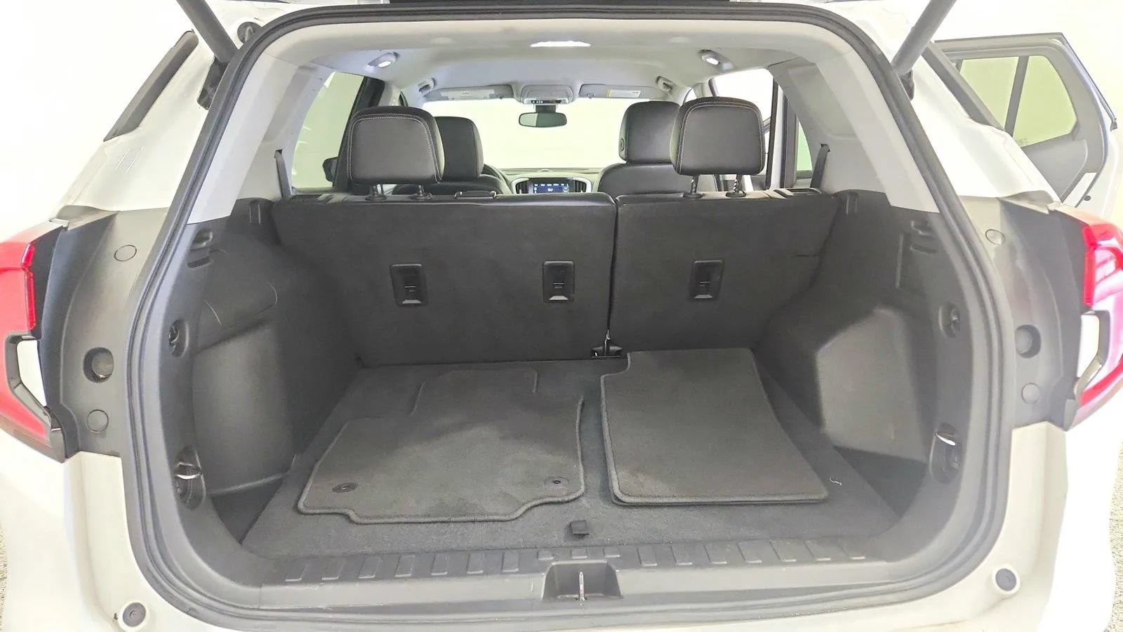 Used 2024 GMC Terrain SLT FWD image 36
