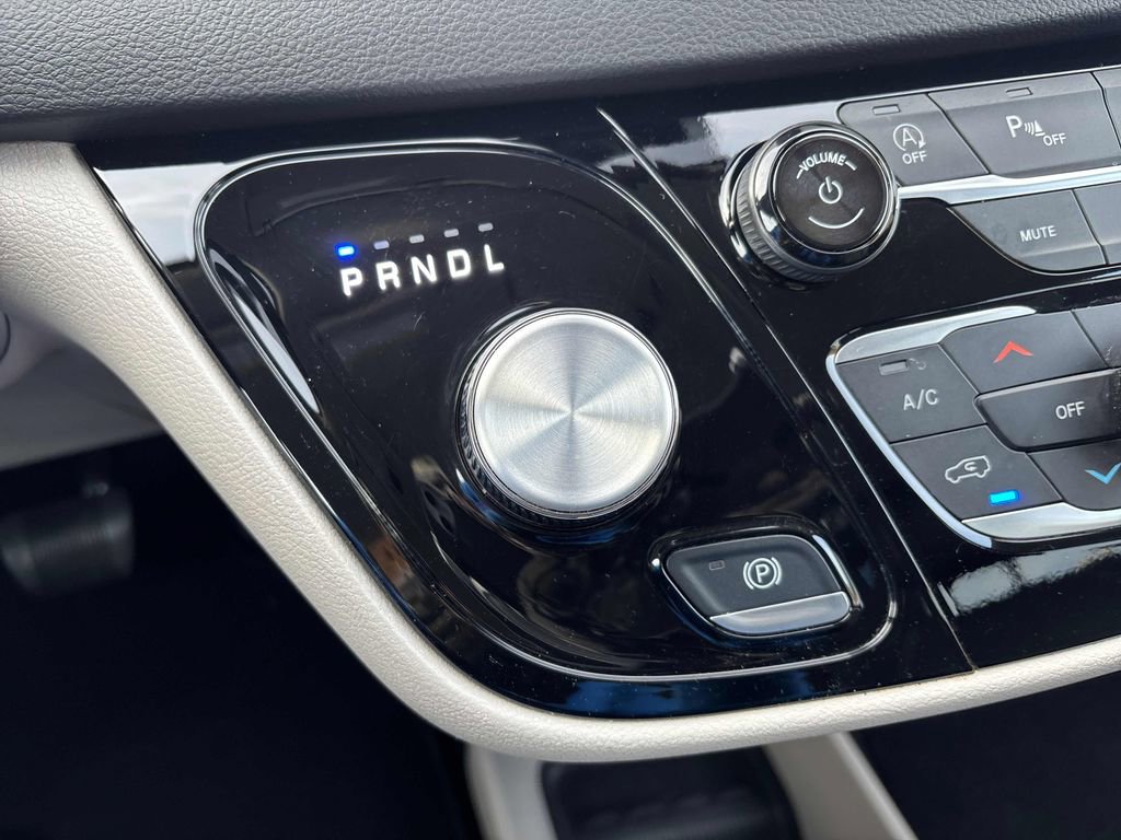 Used 2024 Chrysler Pacifica Touring-L image 24