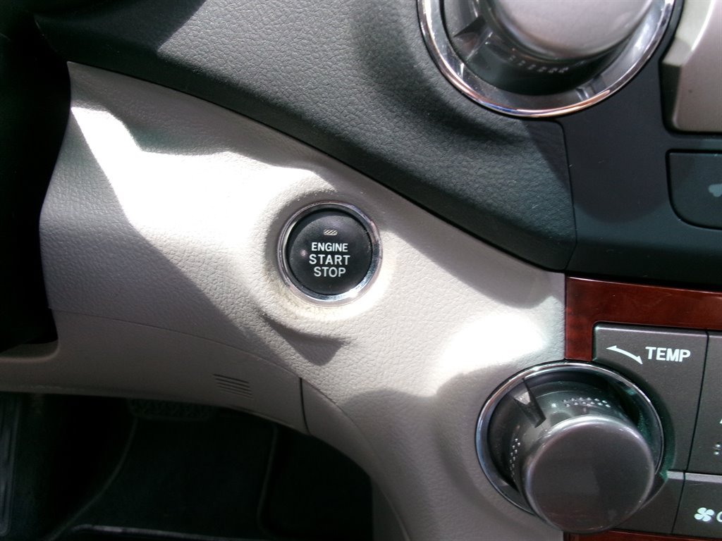 Used 2012 Toyota Highlander Limited w/ Tow Pkg FWD image 40