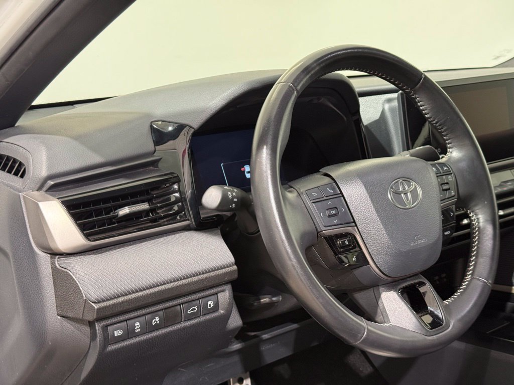 Used 2025 Toyota Camry SE FWD image 16