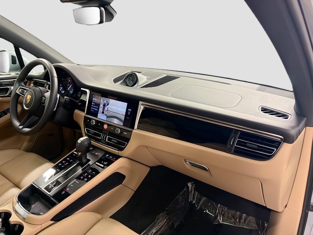Certified 2025 Porsche Macan AWD/4WD image 30