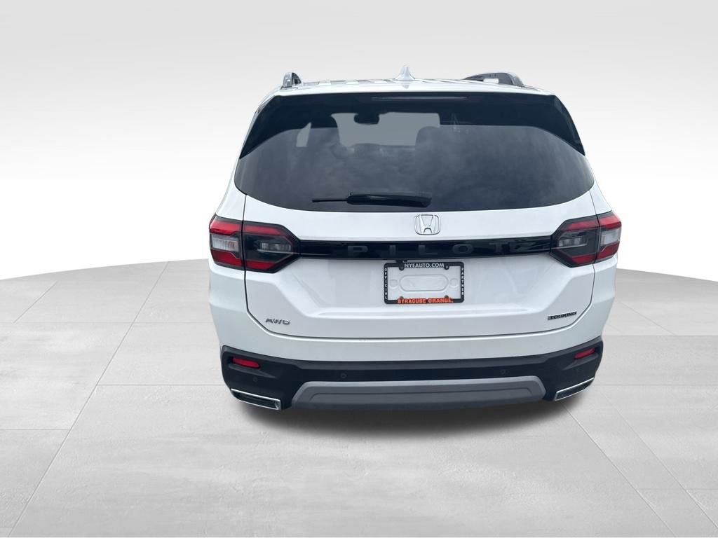Used 2025 Honda Pilot Touring image 4