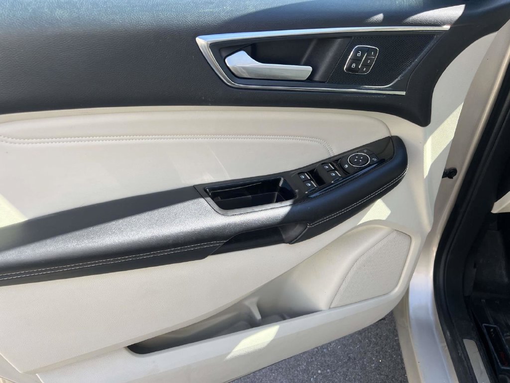 Used 2018 Ford Edge Titanium w/ Ford Safe & Smart Package AWD/4WD image 19