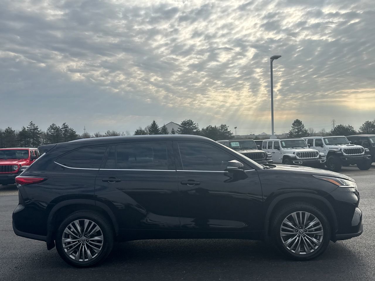Used 2020 Toyota Highlander Platinum image 2