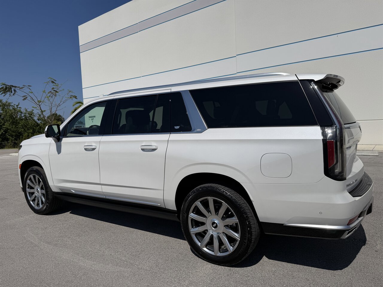 Used 2021 Cadillac Escalade ESV Premium Luxury Platinum AWD/4WD image 36