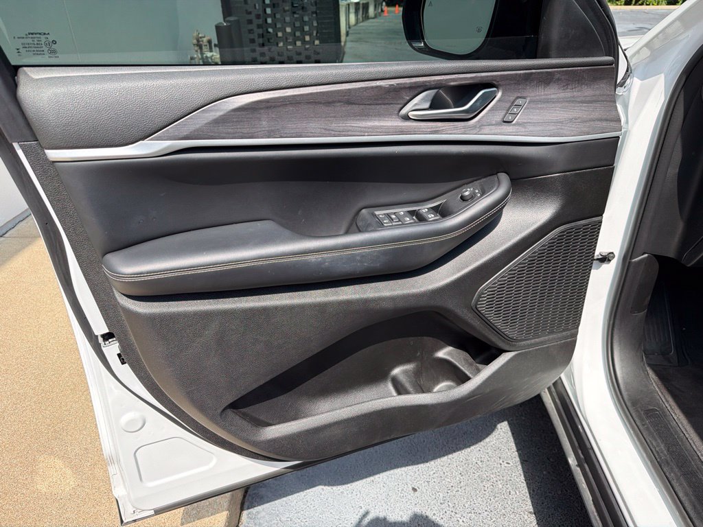 Certified 2023 Jeep Grand Cherokee Limited w/ Luxury Tech Group II AWD/4WD image 41