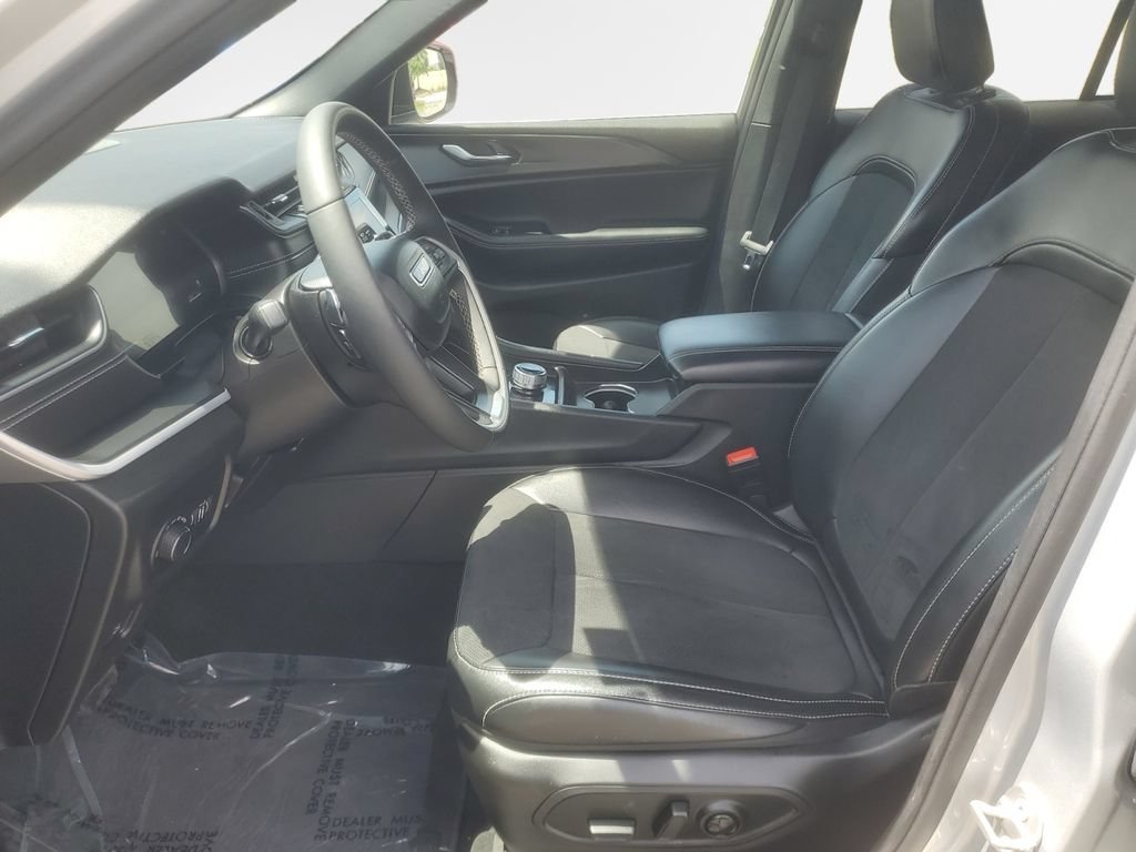 Used 2025 Jeep Grand Cherokee Altitude AWD/4WD image 12