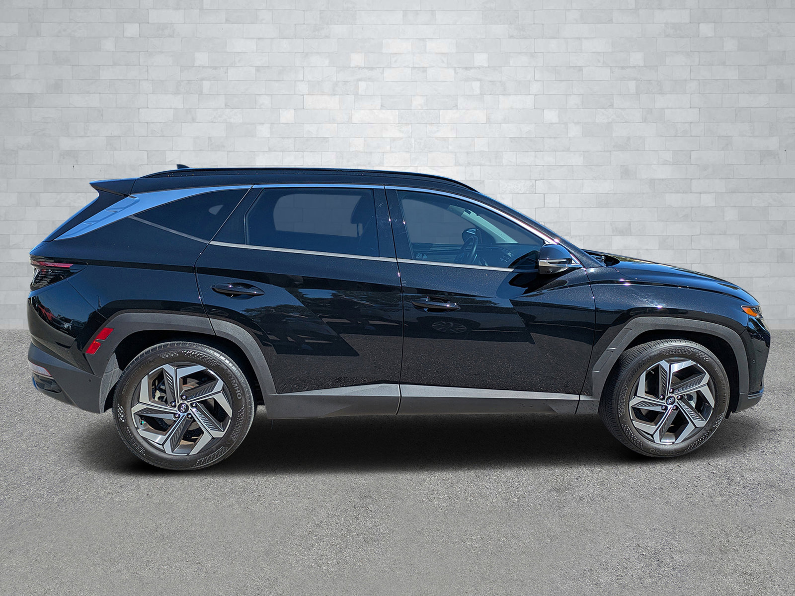 Used 2022 Hyundai Tucson Limited w/ Cargo Package image 3