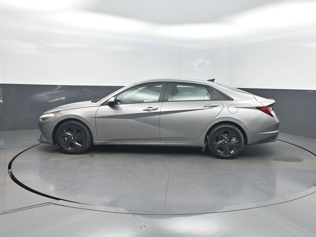 Used 2021 Hyundai Elantra SEL w/ Convenience Package image 2