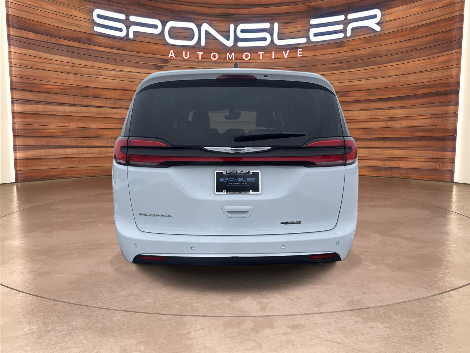 Used 2024 Chrysler Pacifica Touring-L image 5