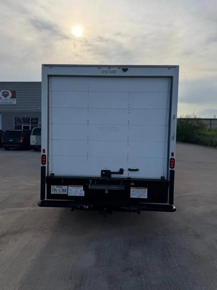 Used 2020 GMC Savana 3500 Extended w/ Driver Convenience Package RWD image 4