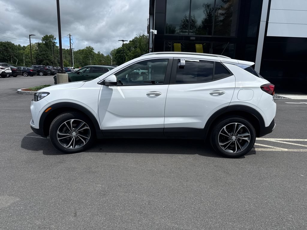 Used 2022 Buick Encore GX Select AWD/4WD image 2
