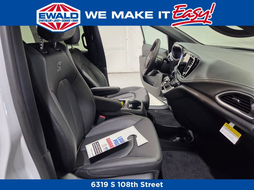 New 2026 Chrysler Pacifica Select w/ S Appearance Package image 8