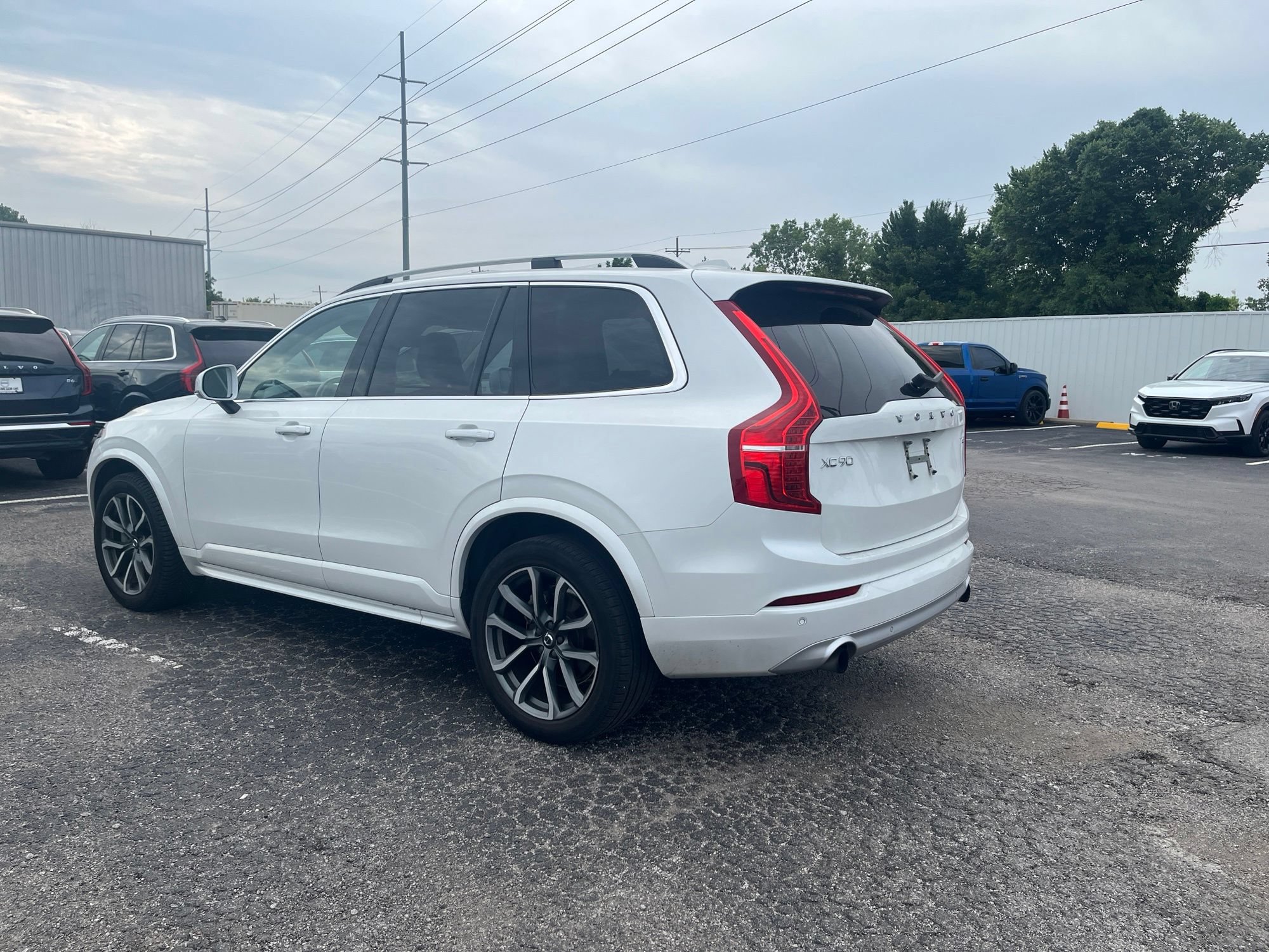 Used 2019 Volvo XC90 T5 Momentum FWD image 2